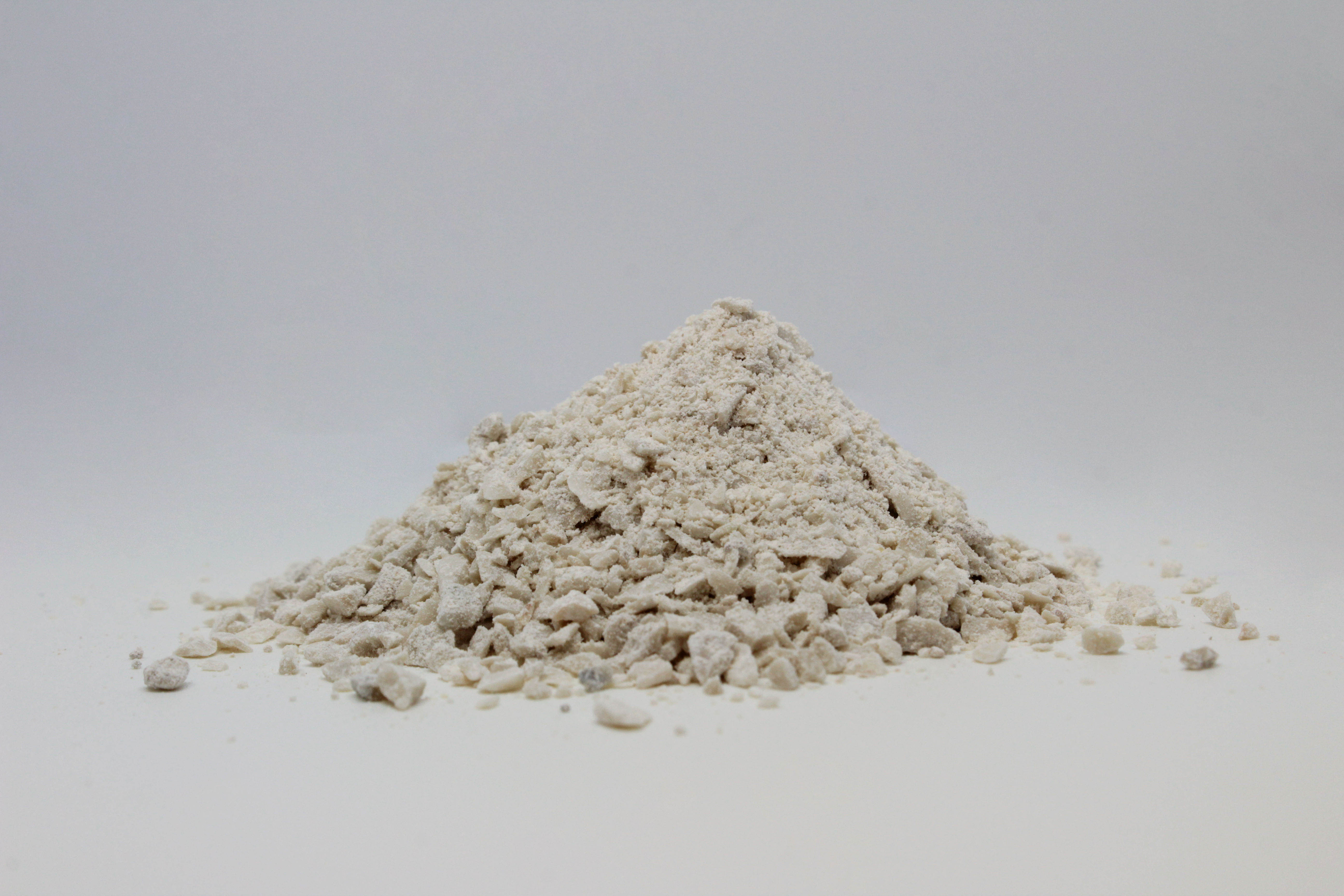 GRANIGLIE: Carbonato di calcio ottenuto dalla frantumazione di roccia calcarea prevalentemente microcristallina.